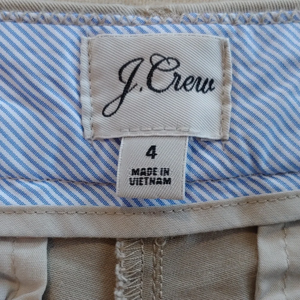 J. Crew 5" Khaki Cotton Stretch Chino Shorts in Women's Size 4 - Picture 11 of 17